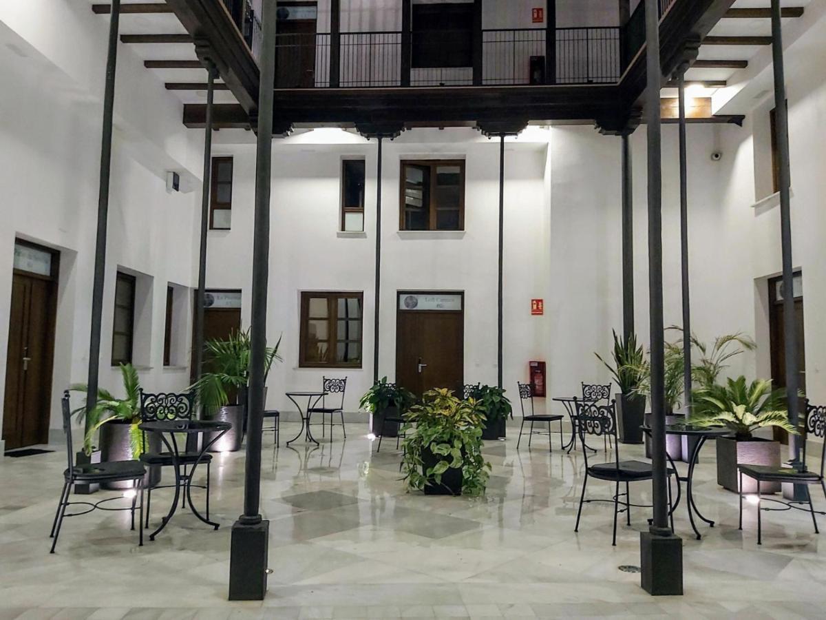 Palacio del siglo XVII frente a los Jardines de Murillo Sevilla Exterior foto