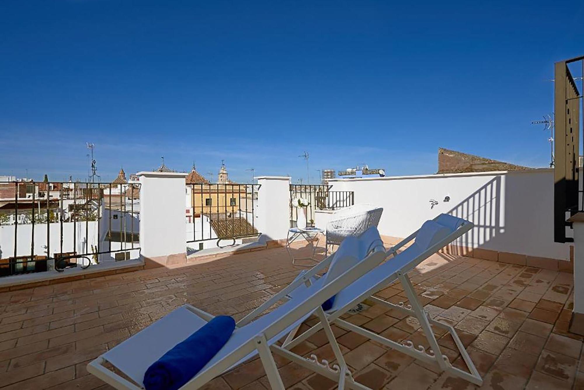 Palacio del siglo XVII frente a los Jardines de Murillo Sevilla Habitación foto